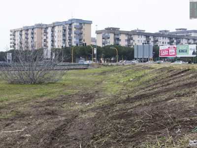 A sinistra del canalone si sviluppa infatti la zona �bene�, fatta di condom�ni arricchiti da giardini...
